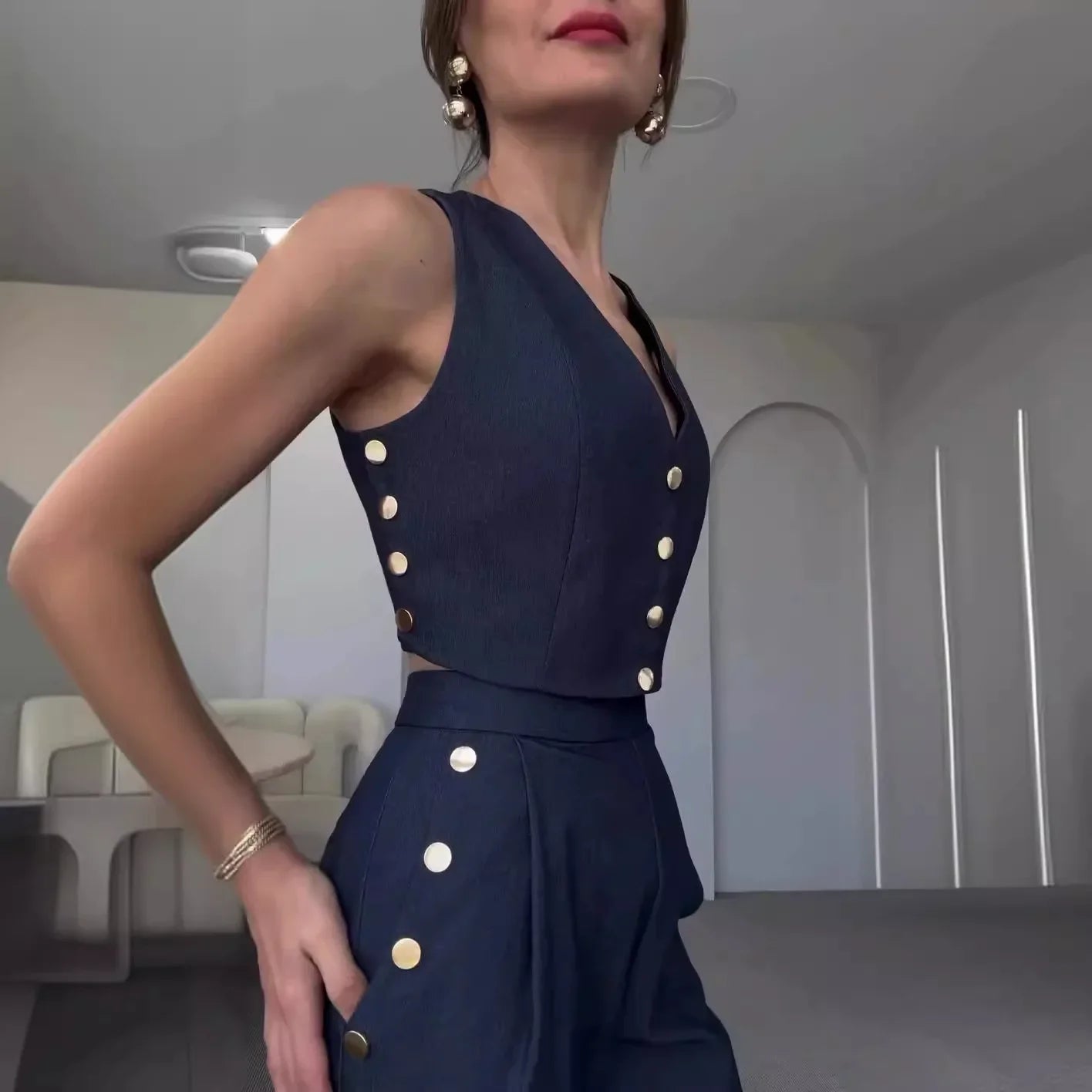 Completo Elegante con scollo a V e bottoni frontali