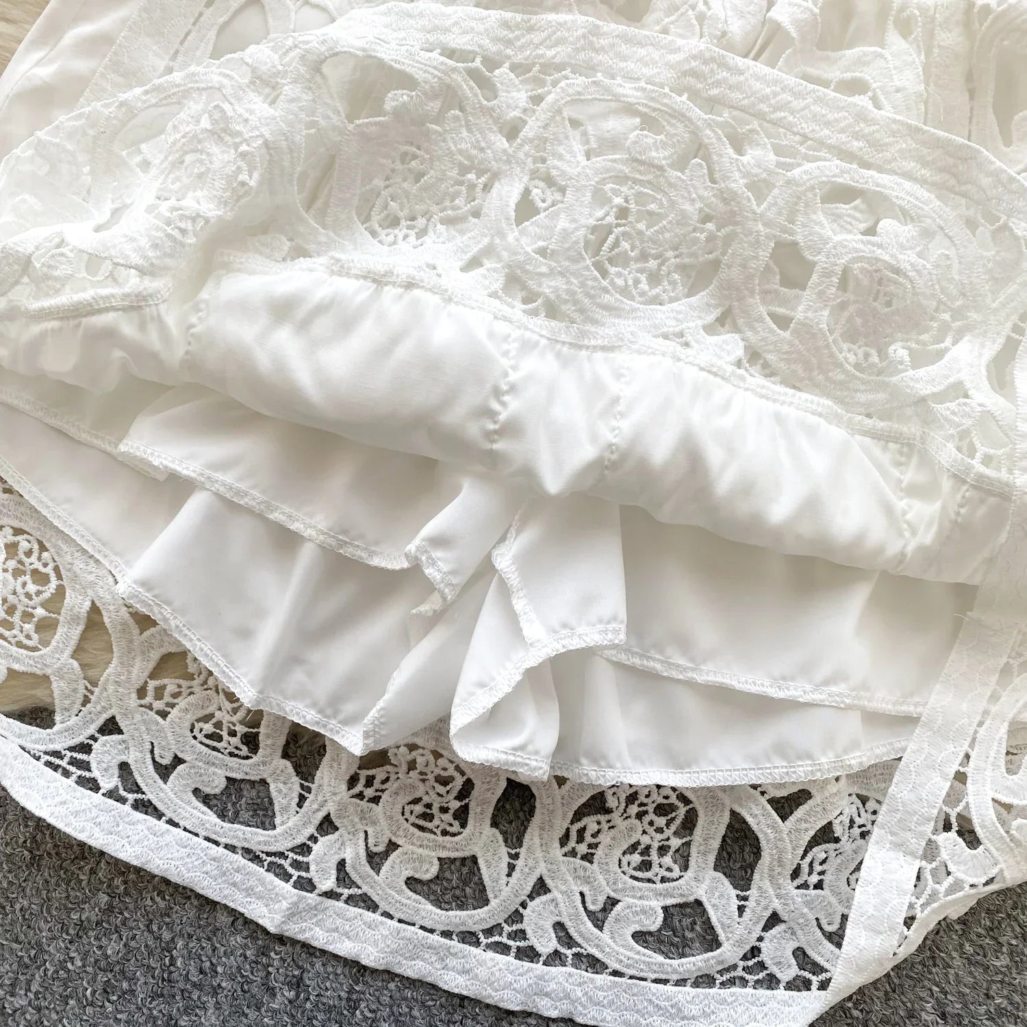 Set Donna Elegante in Pizzo Intagliato – Stile Office Chic
