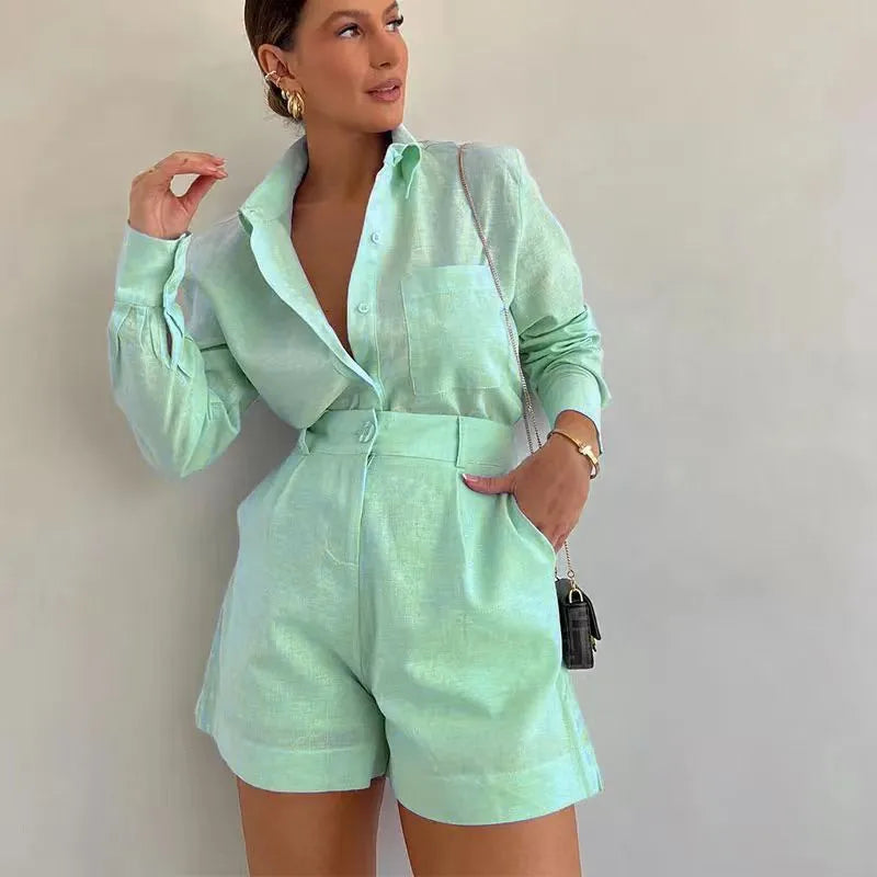 Tuta corta elegante con camicia integrata