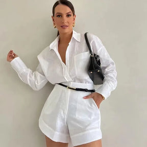 Tuta corta elegante con camicia integrata