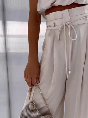 Completo Elegante in Raso con Top Drappeggiato e Pantaloni a Vita Alta